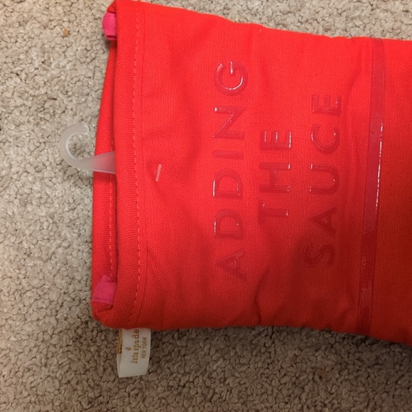 NWT Kate Spade red oven mitt. Adding the sauce. - Picture 3 of 4